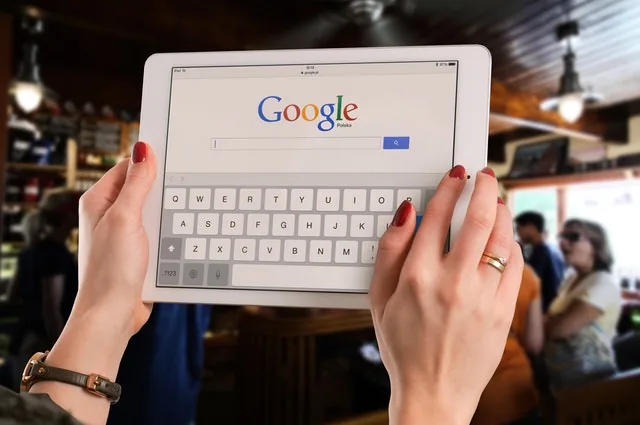 bar-local-cong-ireland-buying a tablet